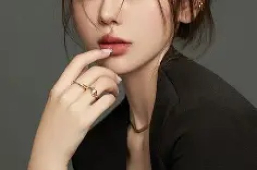 50岁贾静雯太显年轻了！穿字母T恤+工装短裤好时髦看不出是74年